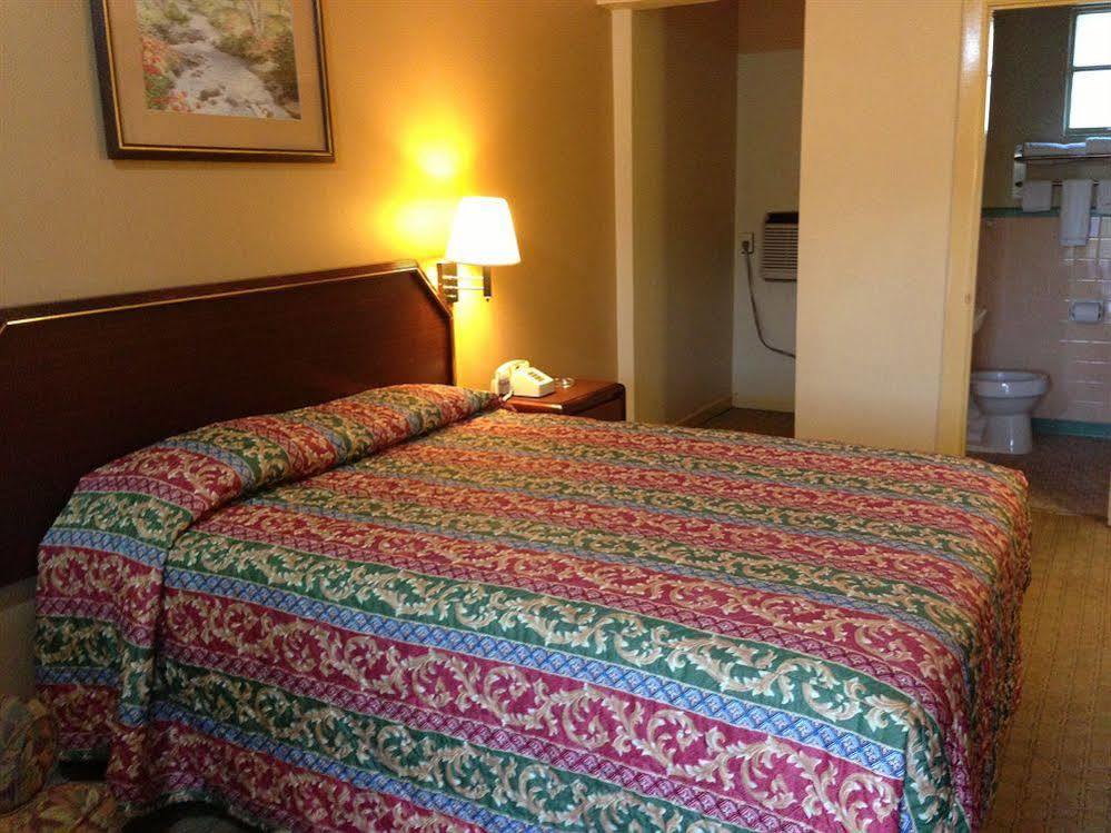 Super 8 By Wyndham Pensacola Nas Area Motell Beach Haven Exteriör bild